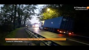 Carate Brianza: i soccorsi per il camion fuori strada