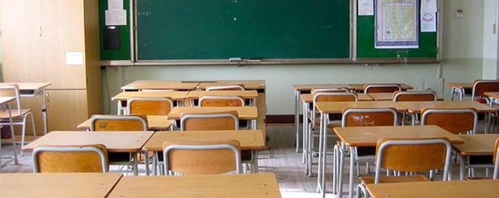Classe banchi scuola - foto d’archivio