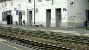 Un uomo si è sdraiato sui binari a Desio: per rimuoverlo sono dovuti intervenire carabinieri e polizia