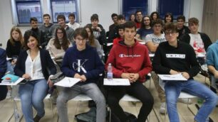 Giornata della Tecnologia: studenti dell’Hensemberger di Monza alla Sapio di Caponago con Alberto Dossi (a sinistra)