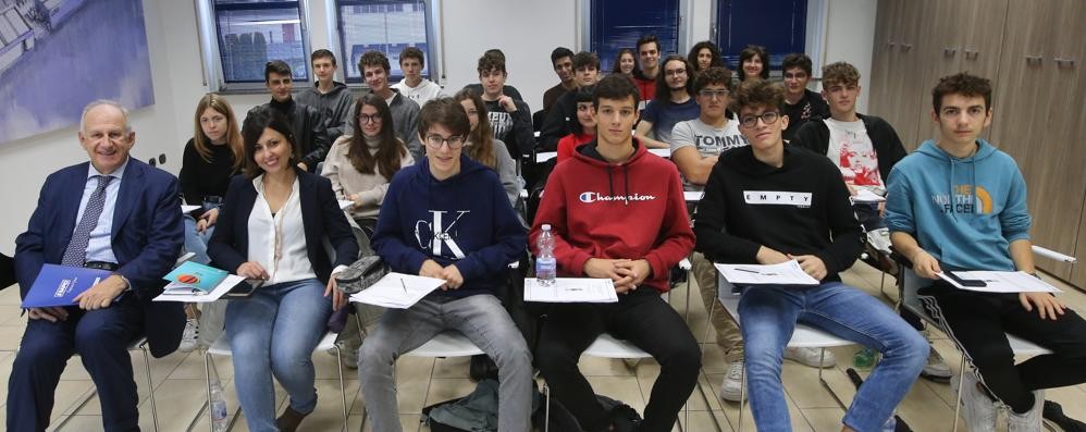 Giornata della Tecnologia: studenti dell’Hensemberger di Monza alla Sapio di Caponago con Alberto Dossi (a sinistra)