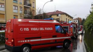 Incendio in un appartamento di via general Cantore a Giussano. In azione i soccorsi