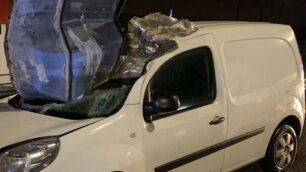 Il Renault Kangoo centrato dal pesante oggetto