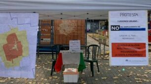 Il Gazebo con la cassetta delle proteste
