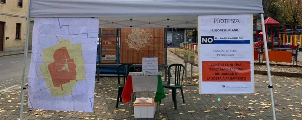 Il Gazebo con la cassetta delle proteste