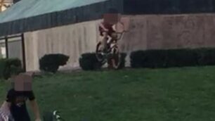 Le acrobazie in bici sul monumento