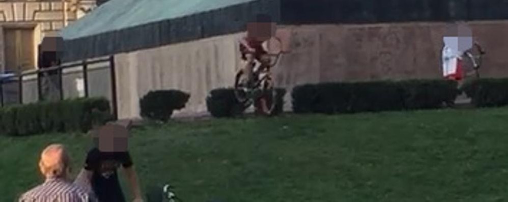 Le acrobazie in bici sul monumento