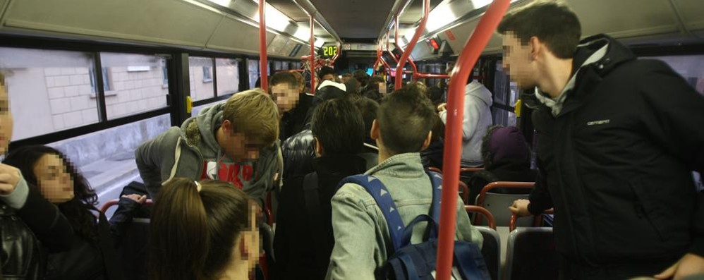 Monza: un  autobus alla mattina