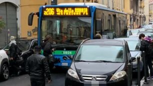 Monza via Zucchi pullman bloccato