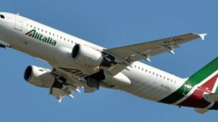 Alitalia ancora in crisi: l’Unione artigiani fa una provocazione sui costi