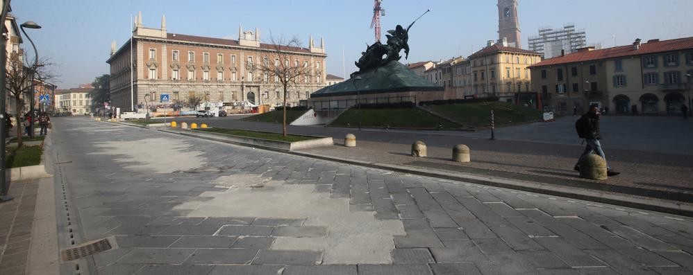 I rattoppi sul lastricato di via Zavattari