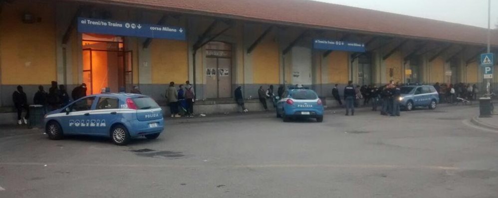 Polizia in stazione a Monza - foto d’archivio