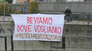 Monza striscione nuovo regolamento polizia urbana