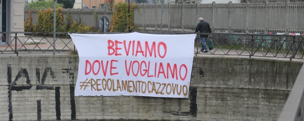 Monza striscione nuovo regolamento polizia urbana