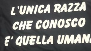 Il particolare della maglia dell’Aurora Desio contro il razzismo, dopo l’episodio degli insulti di una mamma a un bambino di dieci anni