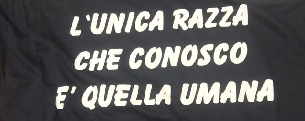 Il particolare della maglia dell’Aurora Desio contro il razzismo, dopo l’episodio degli insulti di una mamma a un bambino di dieci anni