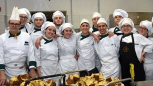Gli studenti dell'alberghiero Ballerini si esercitano in vista dell'apertura del ristorante didattico