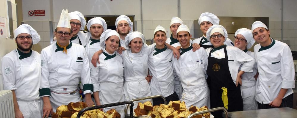 Gli studenti dell'alberghiero Ballerini si esercitano in vista dell'apertura del ristorante didattico