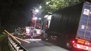 Carate Brianza bilico fuori strada via Milite ignoto