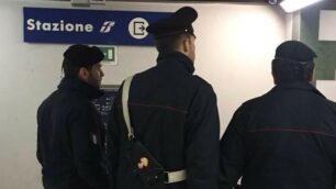 I carabinieri nel sottopasso della stazione di Seregno
