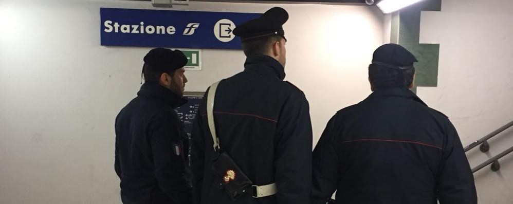 I carabinieri nel sottopasso della stazione di Seregno