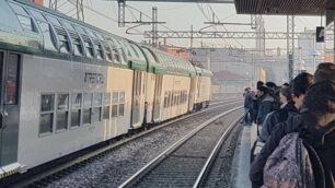 Pendolari in attesa alla stazione di Arcore