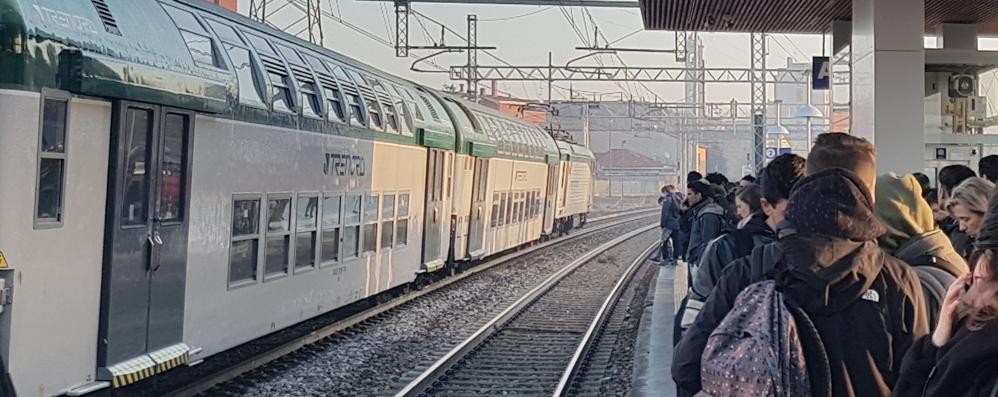 Pendolari in attesa alla stazione di Arcore