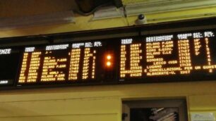 Il tabellone dei treni alla stazione di Monza: ritardi a rafffica