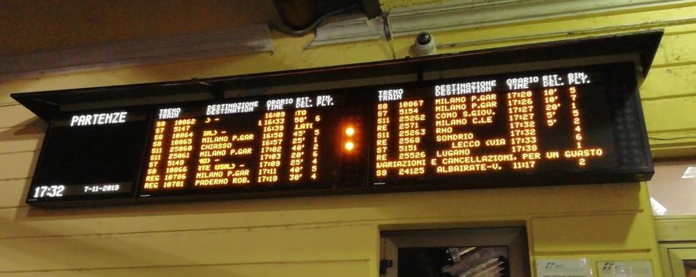 Il tabellone dei treni alla stazione di Monza: ritardi a rafffica