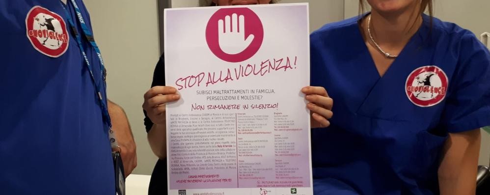 Una parte del personale del Ps di Vimercate per la giornata contro la violenza sulla donna - foto d’archivio