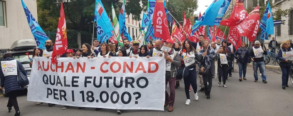 Una manifestazione dei lavoratori Auchan