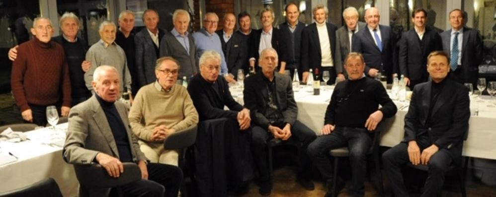 La reunion di grandi ex del Monza a tavola per festeggiare il titolo di campione d’inverno (foto Caprotti)
