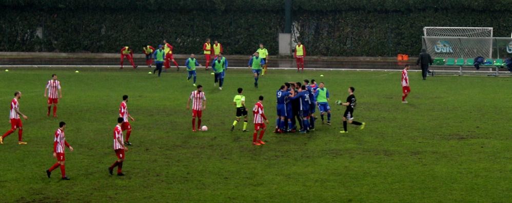 L’esultanza azzurra dopo il gol di Andrea Invernizzi