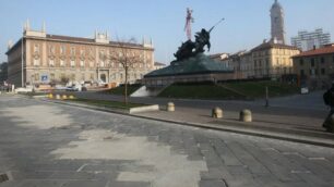 I rattoppi sul lastricato di via Zavattari a Monza