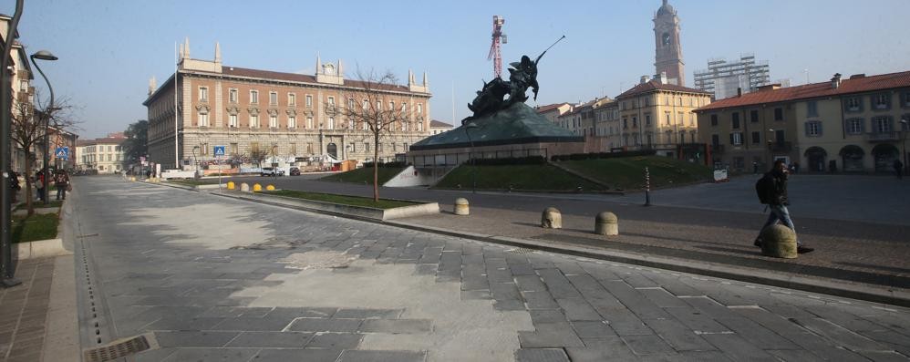 I rattoppi sul lastricato di via Zavattari a Monza