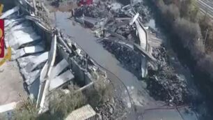Un’immagine dall’alto di un sito di stoccaggio rifiuti illegale