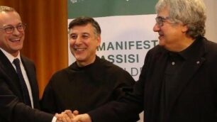 La firma del Manifesto per il clima con il presidente di Assolombarda Carlo Bonomi, Padre Enzo Fortunato, direttore Sala Stampa Sacro Convento Assisi, e Ermete Realacci, presidente Fondazione Symbola