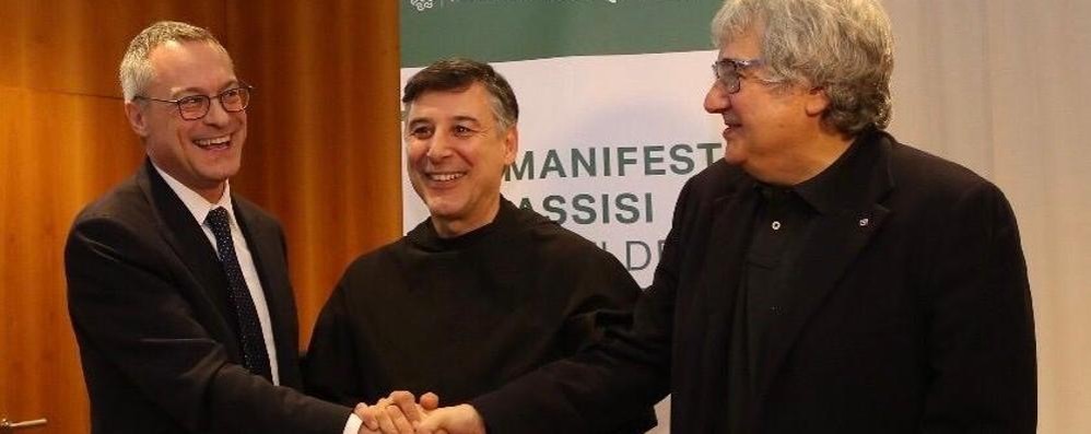 La firma del Manifesto per il clima con il presidente di Assolombarda Carlo Bonomi, Padre Enzo Fortunato, direttore Sala Stampa Sacro Convento Assisi, e Ermete Realacci, presidente Fondazione Symbola