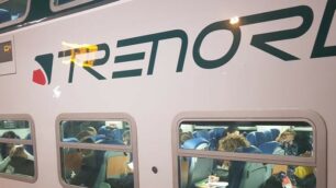 pendolari in un treno di Trenord
