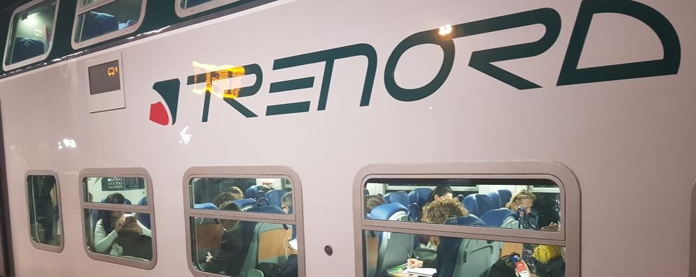 pendolari in un treno di Trenord