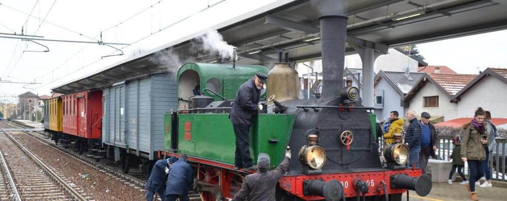 Treni il treno a vapore sulla Milano-Asso per doni ai figli dipendenti Trenord