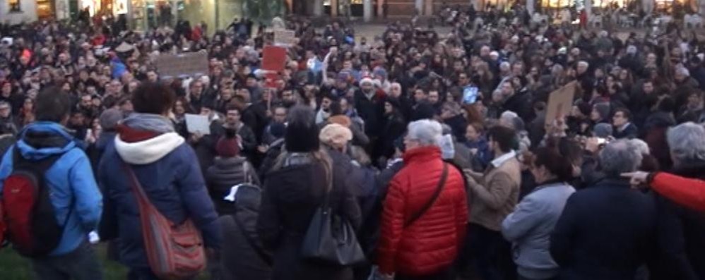 Le Sardine in piazza Trento e Trieste