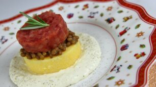 La videoricetta di Natale delle Strade del gusto: cotechino, lenticchie e polenta  su crema alla birra artigianale
