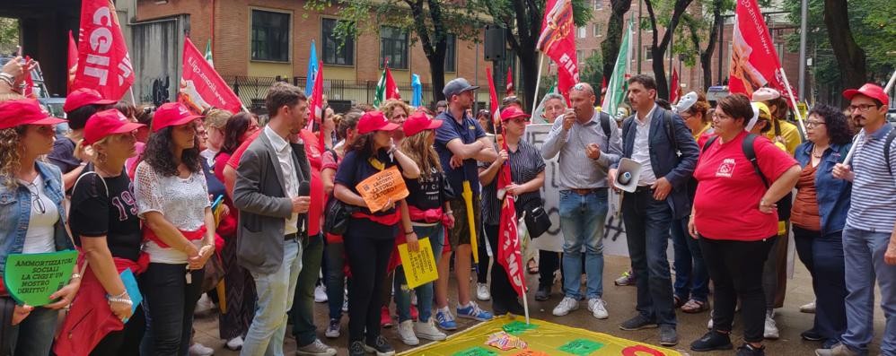 Una protesta dei lavoratori di Mercatone Uno