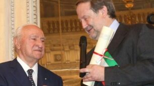 Luigi Rovati riceve il Giovannino d’oro da Marco Mariani nel 2014