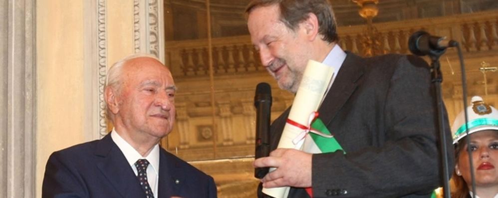 Luigi Rovati riceve il Giovannino d’oro da Marco Mariani nel 2014