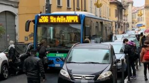 Monza via Zucchi pullman bloccato