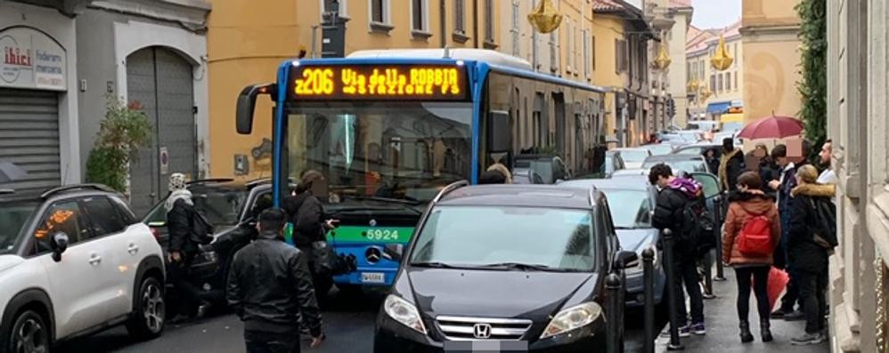 Monza via Zucchi pullman bloccato