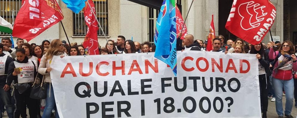 Una protesta dei lavoratori Auchan