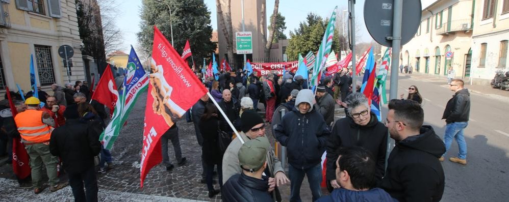 Un presidio davanti alla Prefettura, lunedì nuovo appuntamento